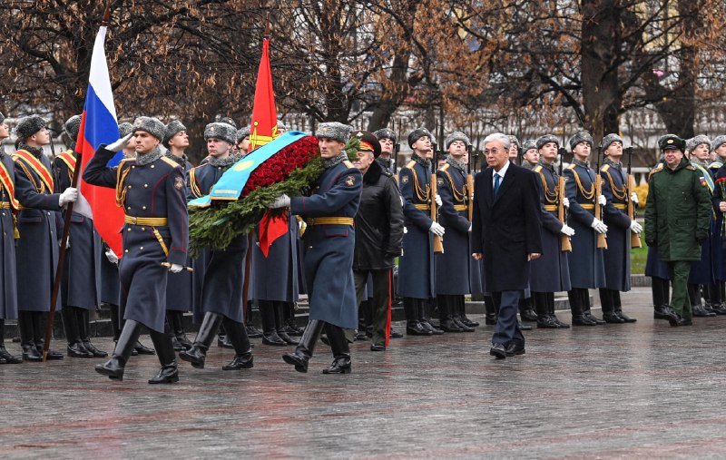 Мемлекет басшысы "Белгісіз жауынгер бейіті" ескерткіш мемориалына гүл шоғын қойды