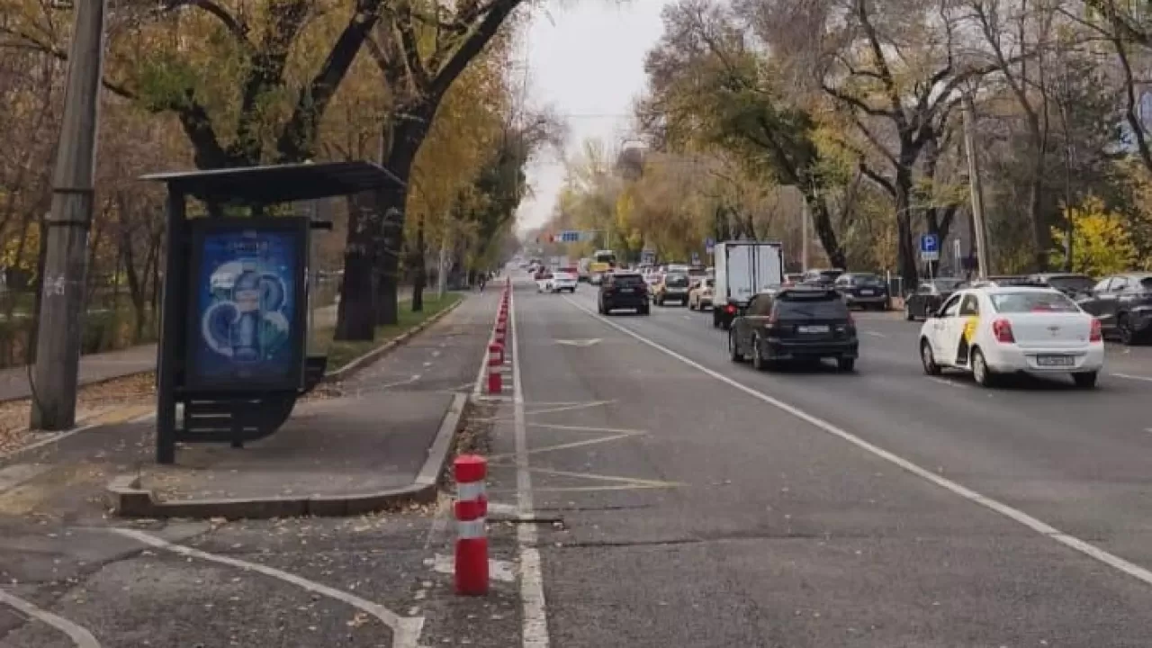 Болларды вдоль велополос демонтируют в Алматы