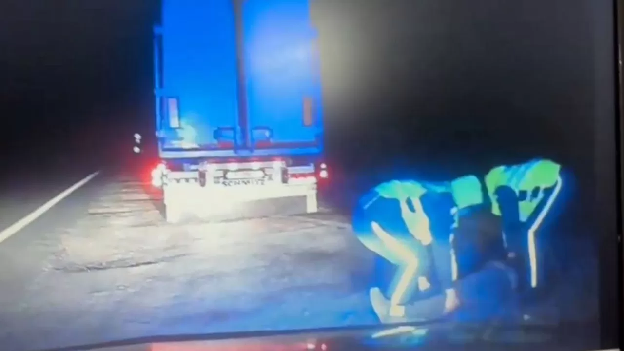 Как полицейские спасли на трассе водителя с инсультом 