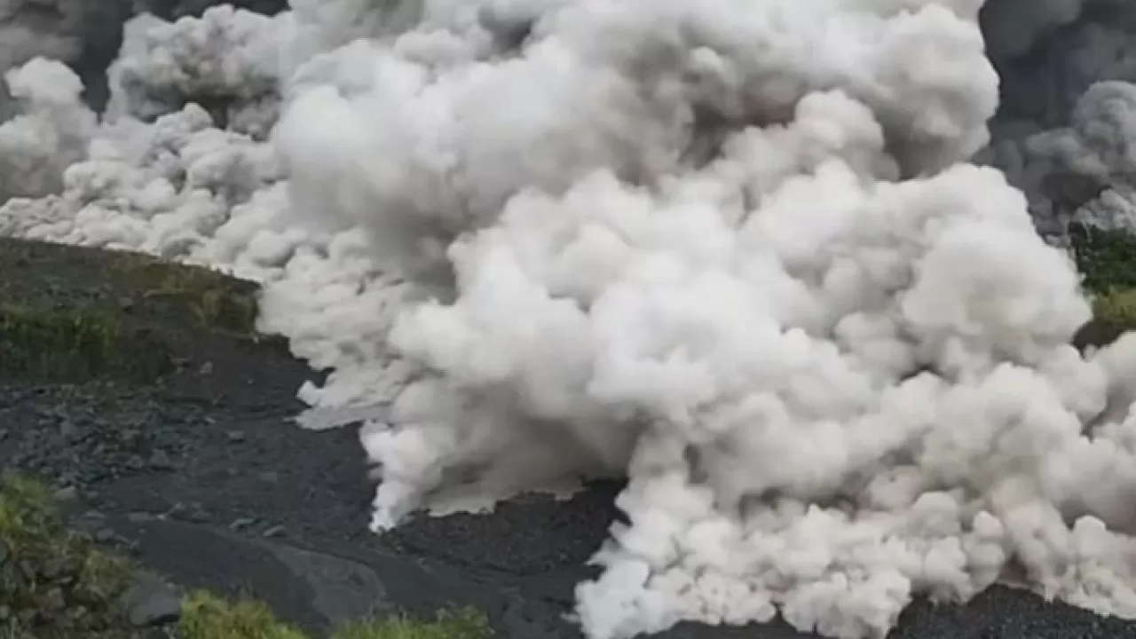 Индонезияда ірі жанартау атқылап, дабылдың ең жоғары деңгейін тудырды