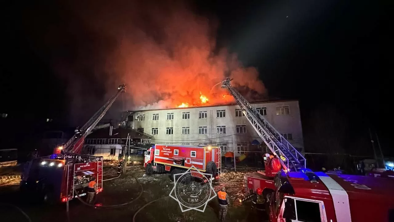 В Алматы горит детский дом