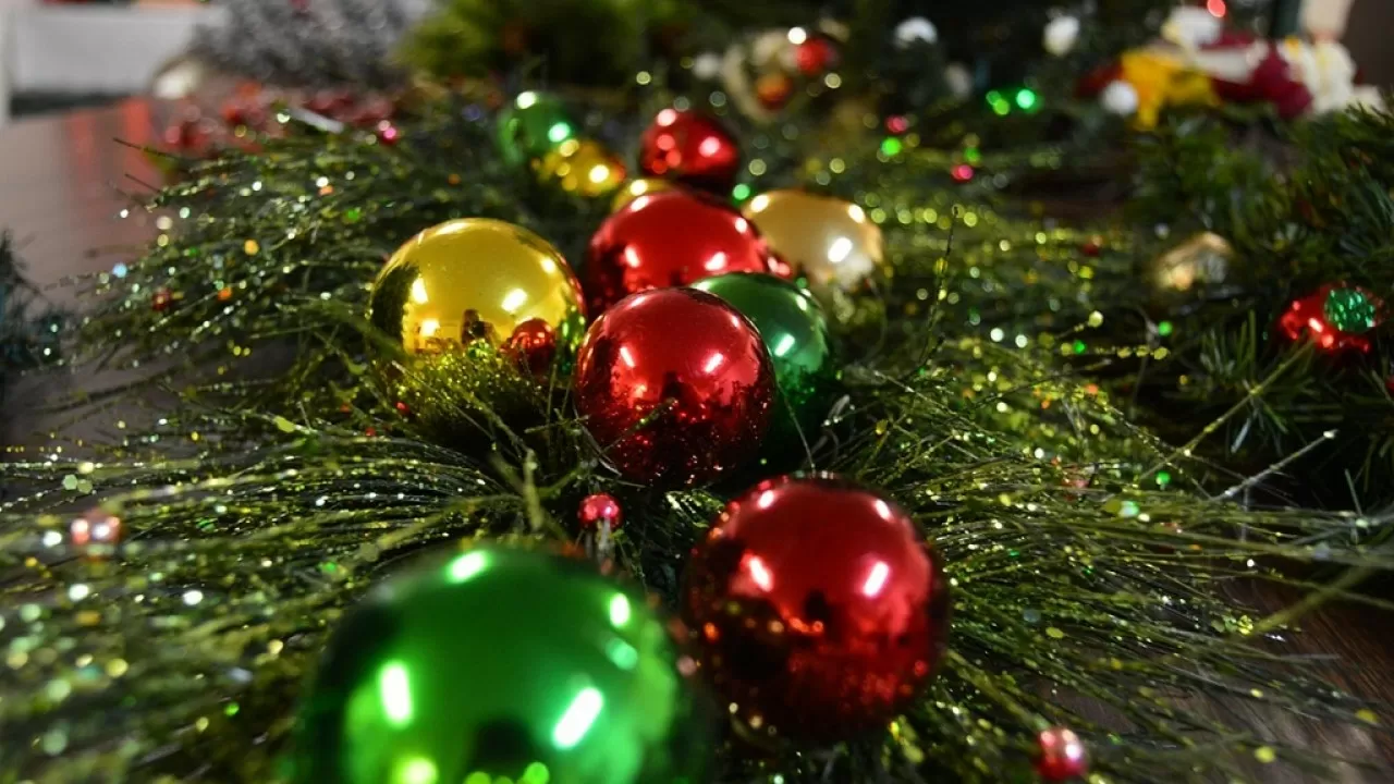 Психологи рассказали, чем опасна ранняя подготовка к зимним праздникам