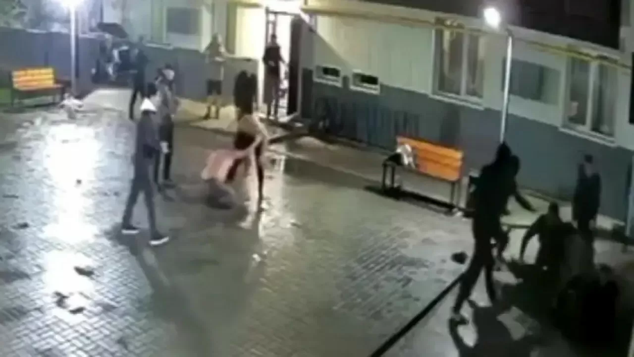 Алматыдағы көпқабатты үйдің ауласында жаппай төбелес тіркелді