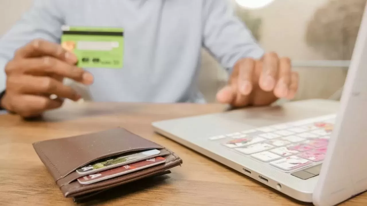 Банки будут сообщать налоговой о платежах казахстанцев зарубежным продавцам