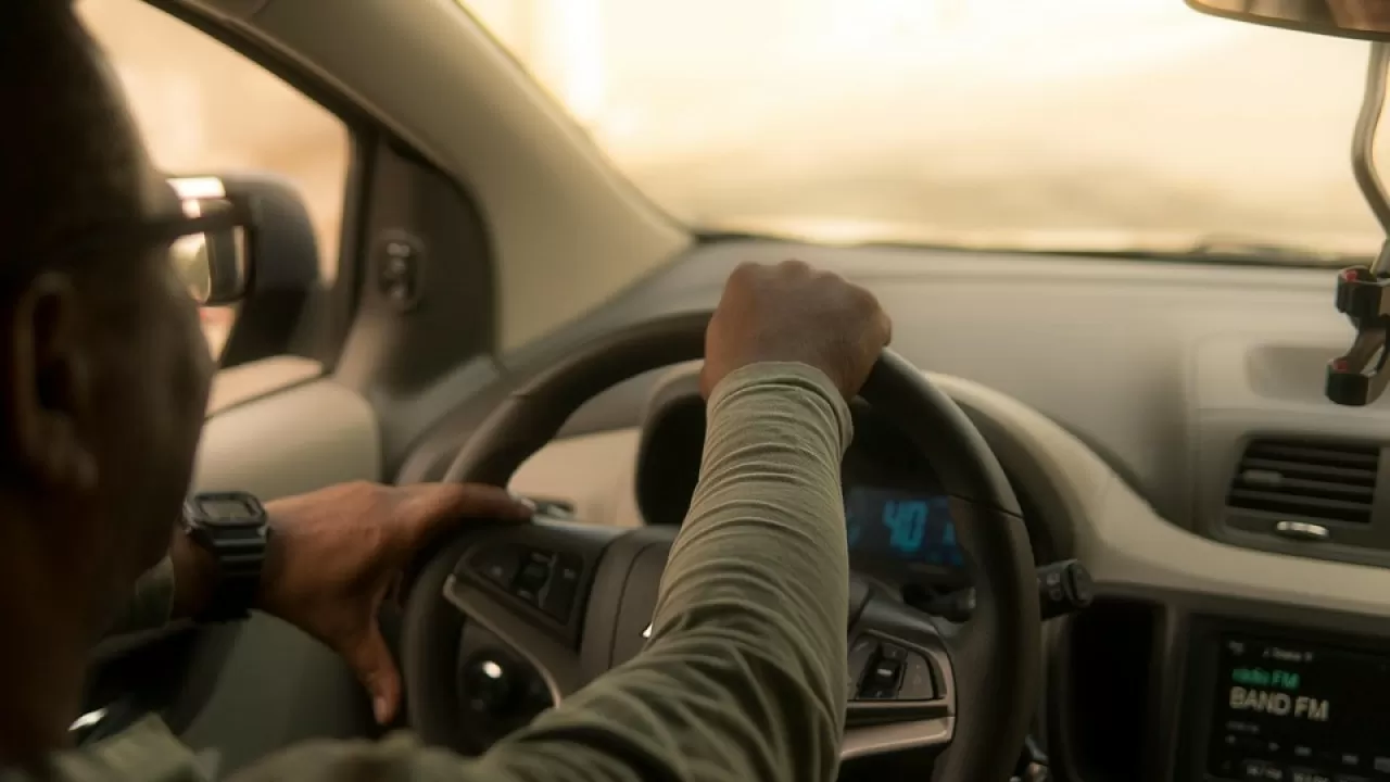 Дорожная служба призвала таксистов не отвлекаться на дорогах 