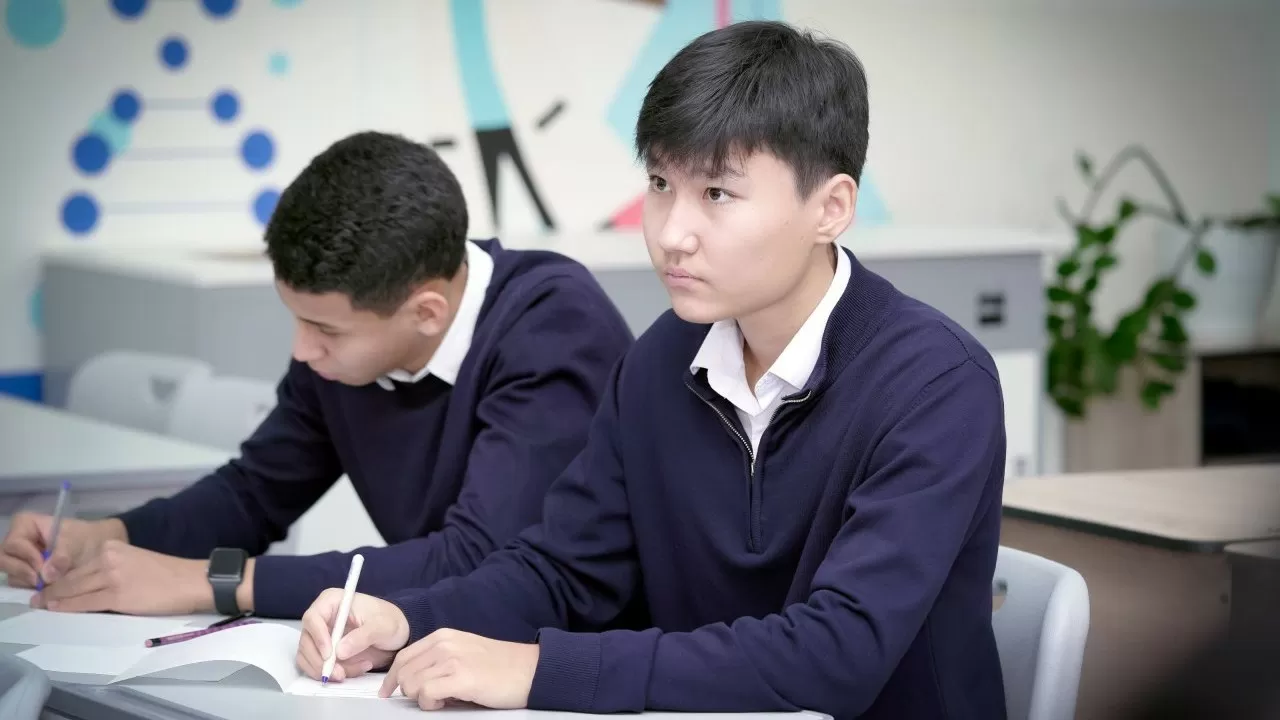 Одновременно полтора миллиона школьников Казахстана написали изложение 