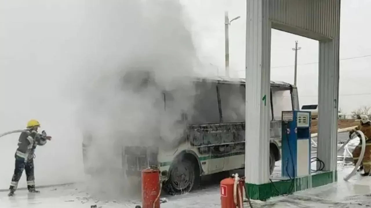 Атырау облысында жанар-жағармай құю бекетінде автобус өртенді