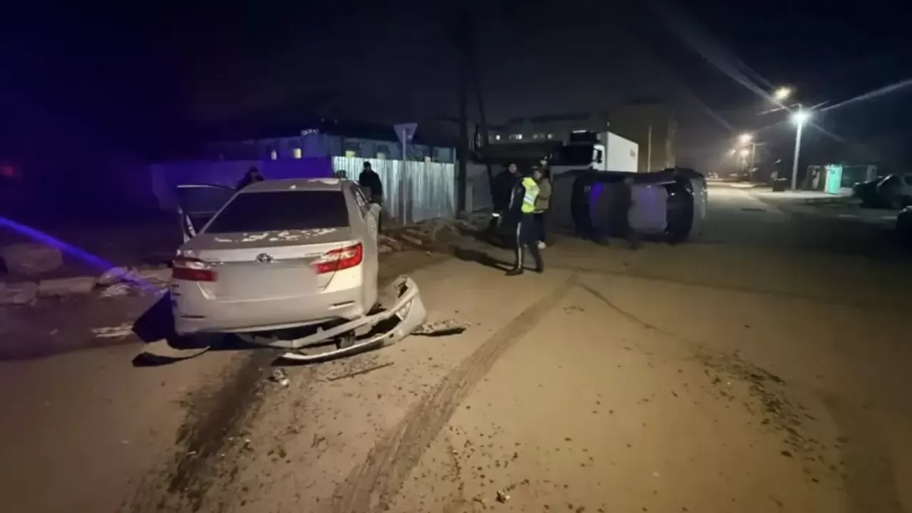 Семейде жол үстінде көлік аударылып қалды