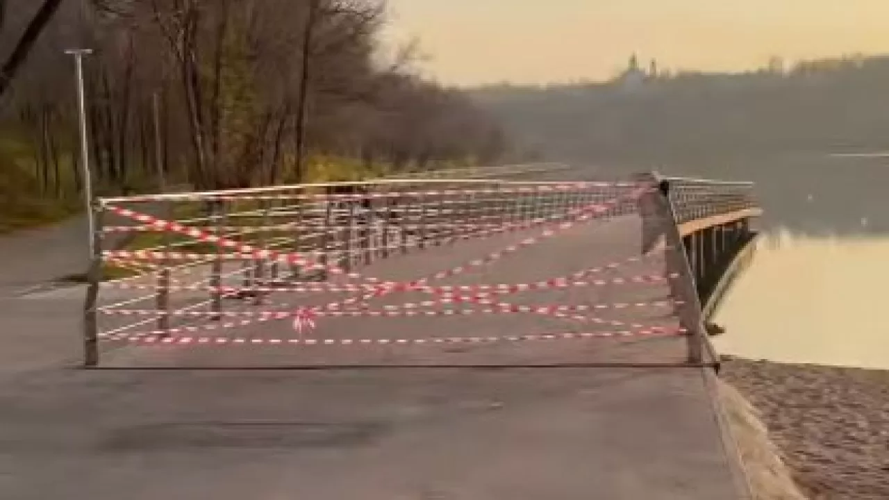 Алматы әкімдігі Сайран көліндегі қалқымалы көпірлердің не себепті алынғанын түсіндірді 