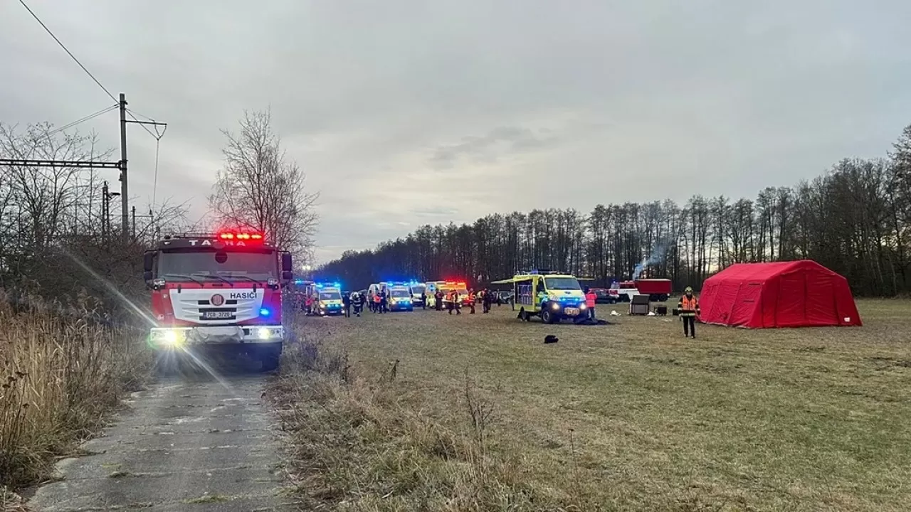 Десятки человек получили ранения при столкновении поездов в Чехии 