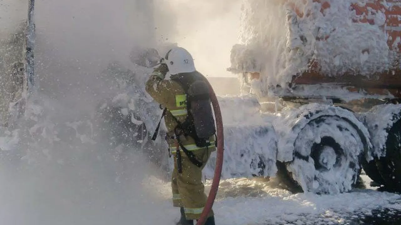 Қызылорда облысында мұнай таситын техника жол бойында өртенді