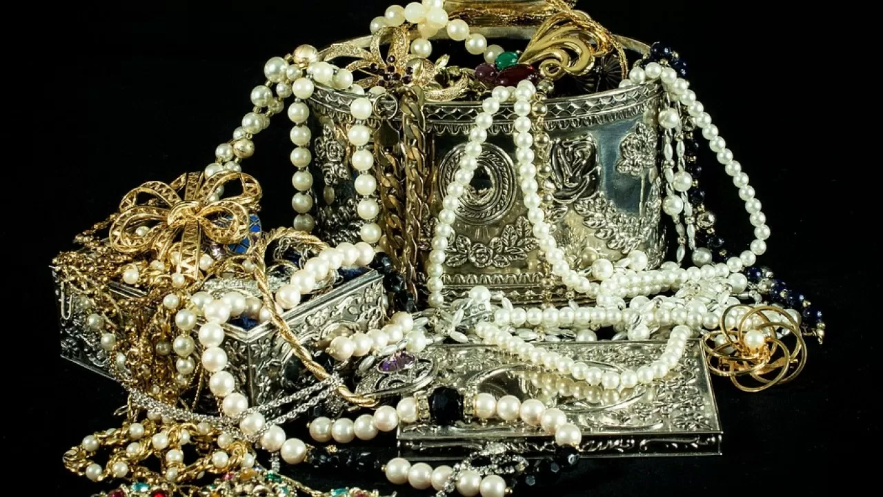 Украшения на миллион тенге украла у своей знакомой жительница Семея 