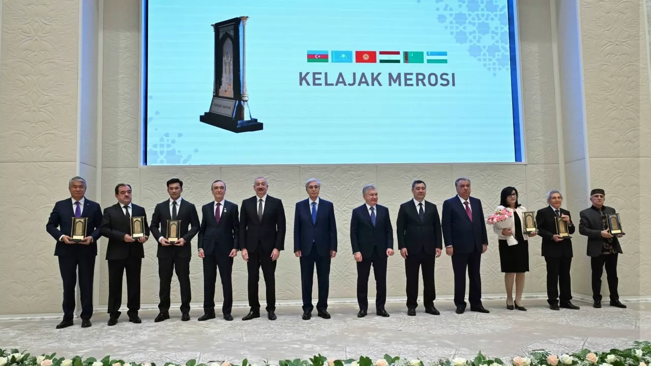 Токаев принял участие в церемонии вручения премии Мирзиёева 