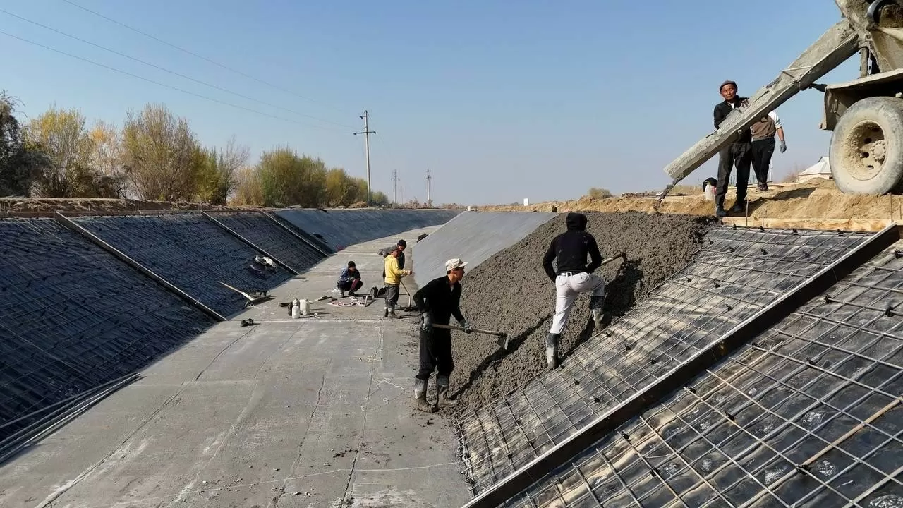 Десятки километров оросительных каналов обновляют в Туркестанской области 