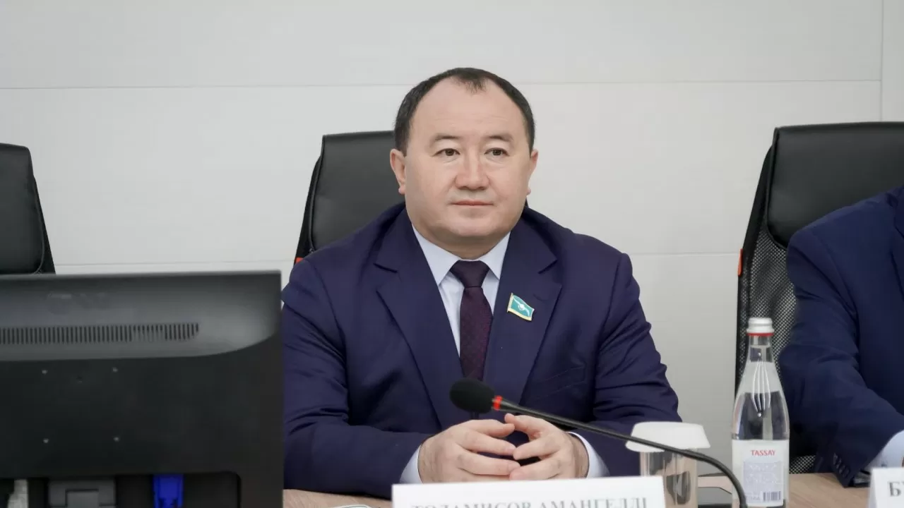 "Ажырасу, қарызға бату": Сенатор жалған коучтарға сенген халықтың зардап шегіп жатқанын айтты