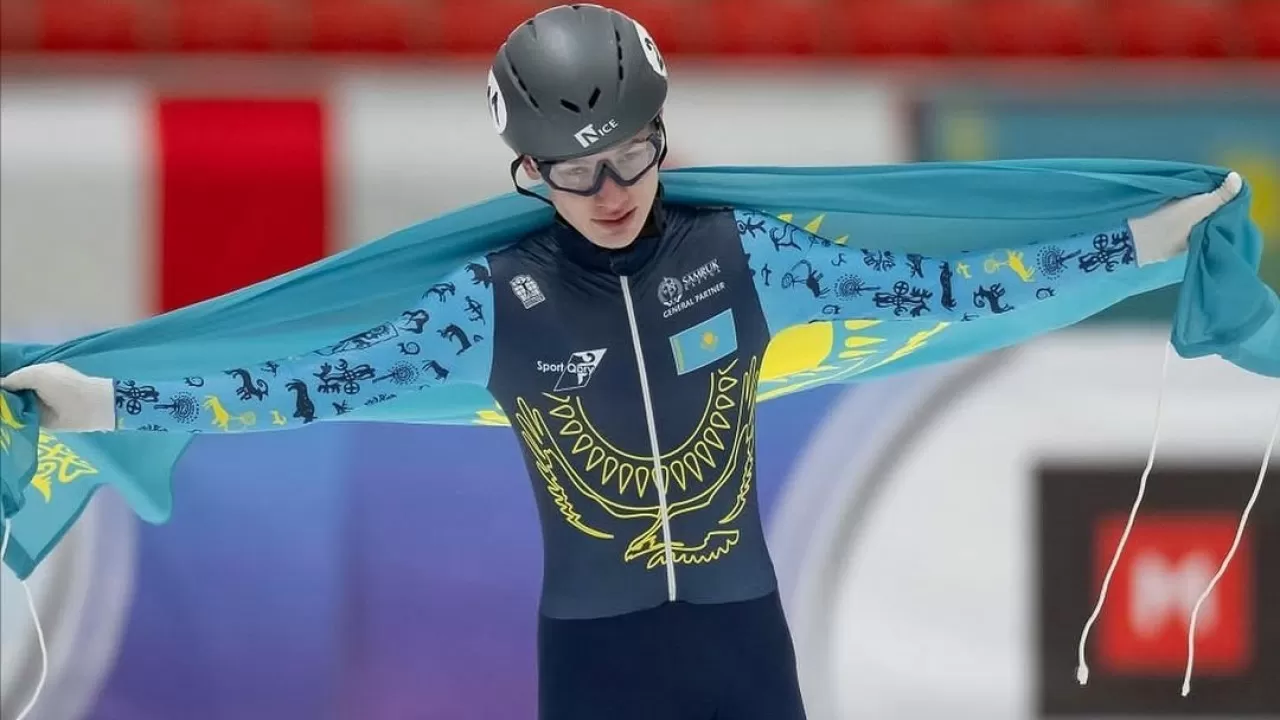 Успех на домашнем льду: юниоры Казахстана завоевали три медали на Кубке мира по шорт-треку