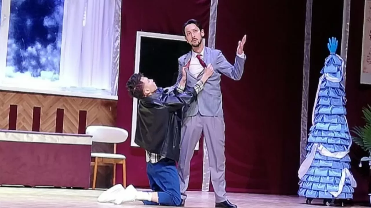 Виртуозный фарс: в Шымкенте показали "Клинический случай" от короля комедии