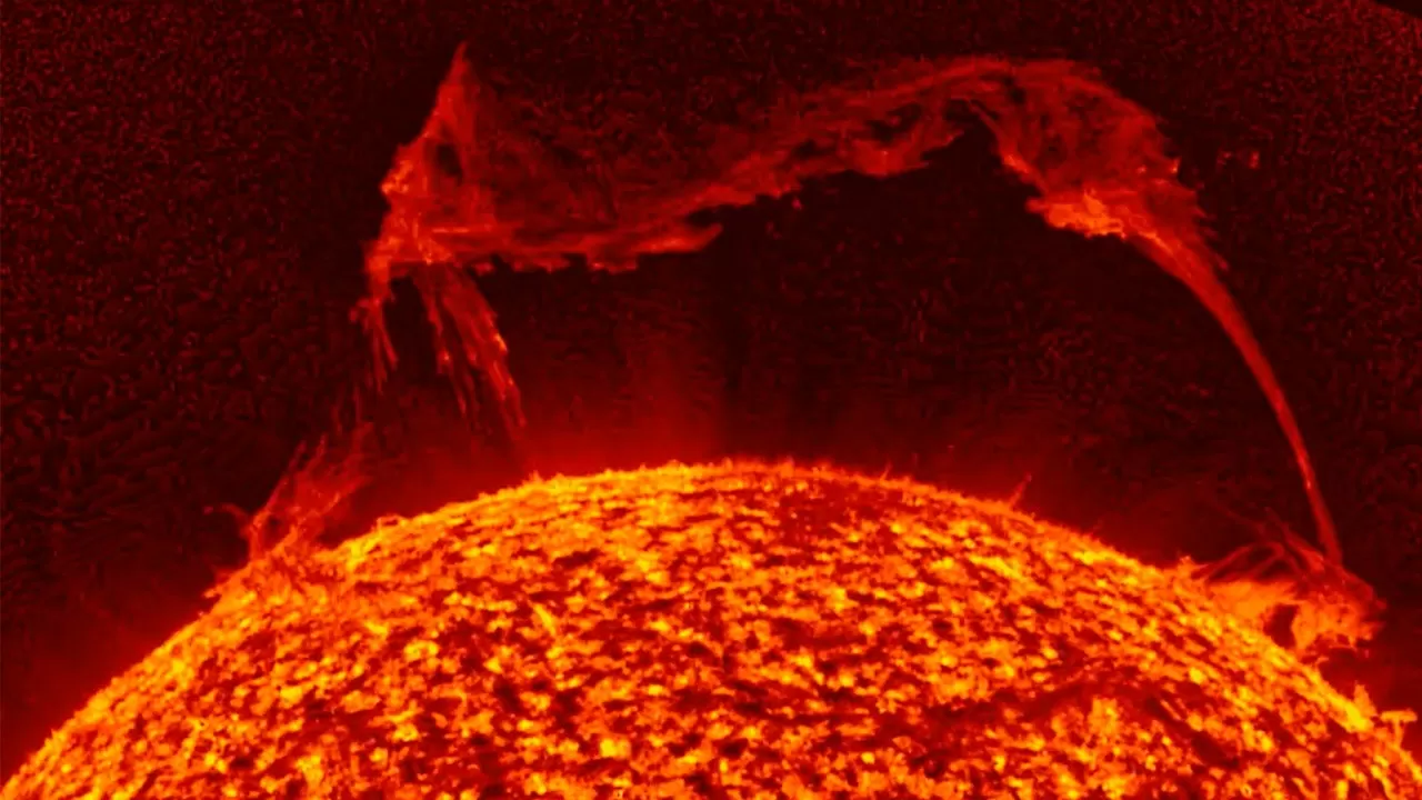 Гигантский протуберанец "оторвался" от Солнца 21 ноября: ждать ли магнитных бурь   