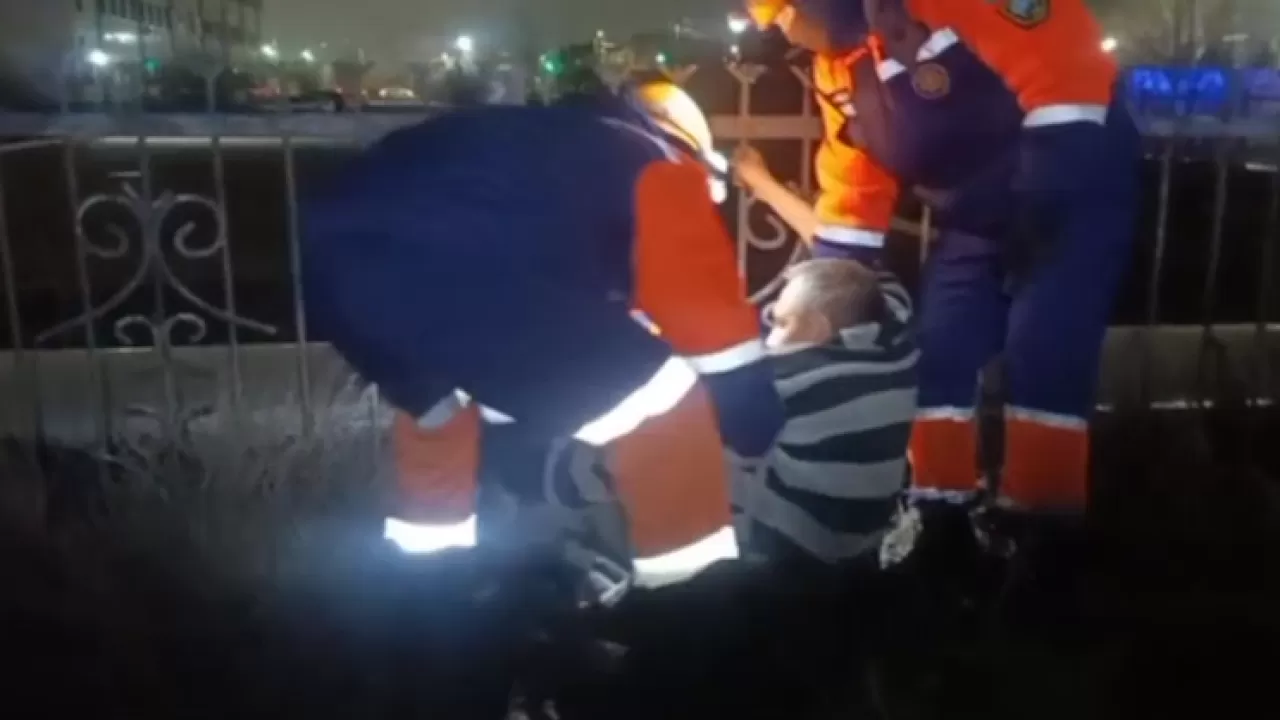 Мужчину освободили из металлического забора в Уральске 