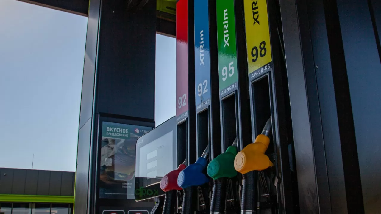 Үкімет 2026 жылдың наурызына дейін жанармай бағасын ұстап тұрмақ