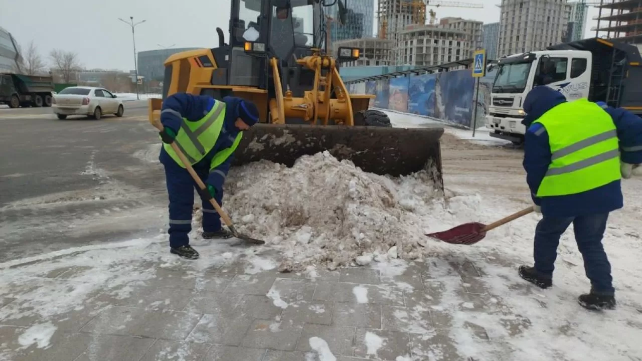 Астанада 2800-ден астам жол жұмысшысы қар күреу жұмысына шықты