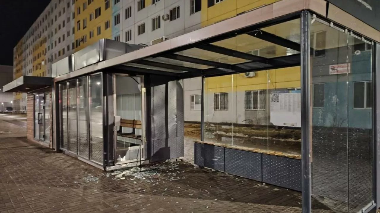 Астанада аялдама әйнегін сындырған 3 адам жазаланды