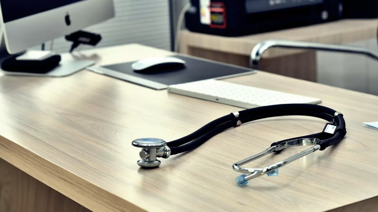 В Шымкенте мать-одиночка выиграла суд против медуниверситета 