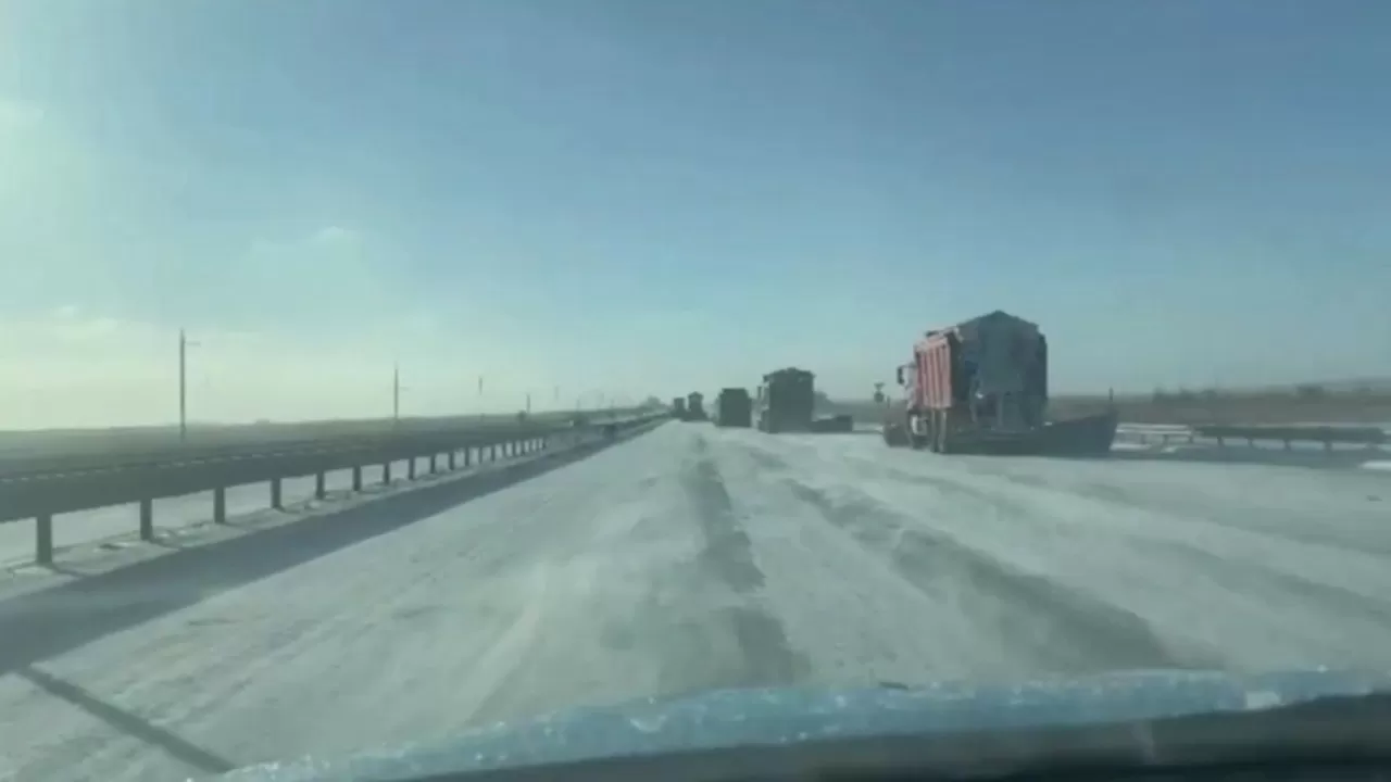 Ақмола облысында көктайғақ кезінде жазғы дөңгелекпен жүрген жүргізушілер жолдан қайтарылды 