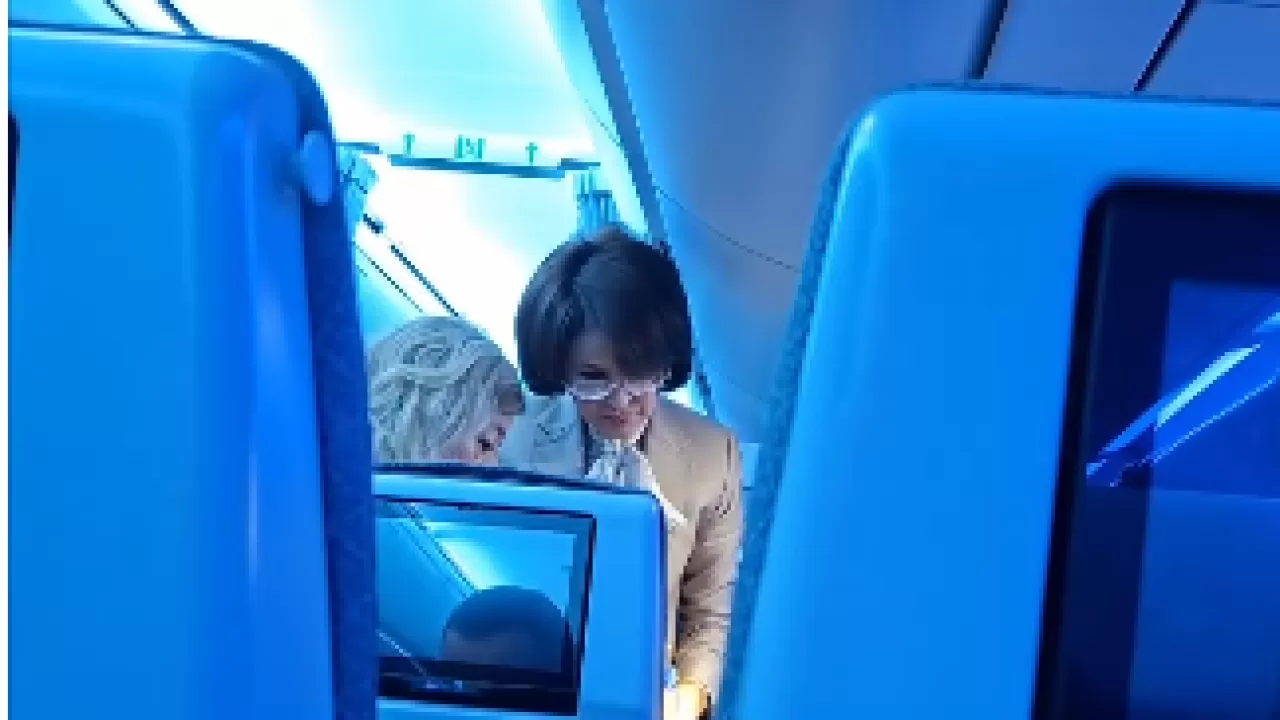 Министр здравоохранения оказала помощь на борту самолета 