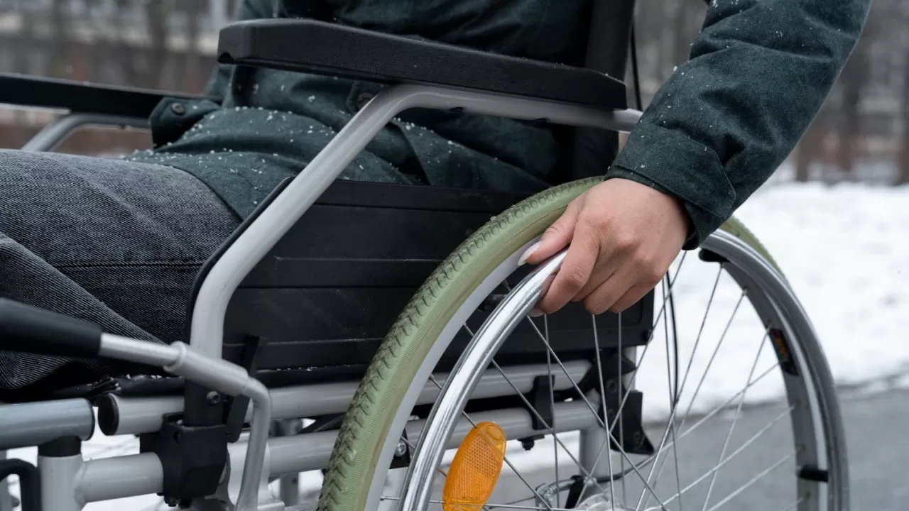 В Усть-Каменогорске колясочники остались без помощников