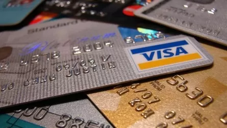 Всем казахстанцам, имеющим банковскую карту, выплатят вознаграждение