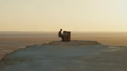 Ратович сыграл Ханса Циммера на фоне марсианских пейзажей Бозжыра 