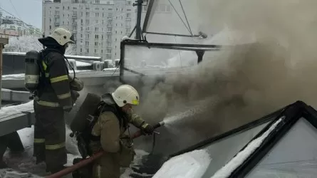 Крупный пожар в административном здании тушат в Алматы   