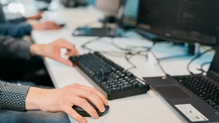 Наемных работников стало еще больше в РК: занятость снова растет  