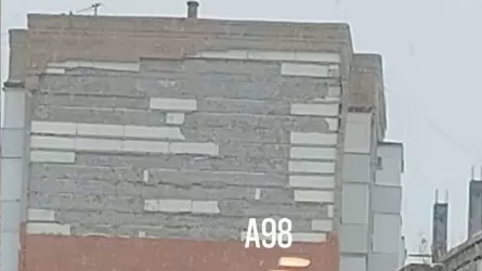 Астанада тұрғын үйдің сыртқы қаптамасы 5 адамның үстіне құлады, 2 адамның жағдайы ауыр