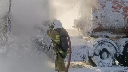 В Кызылординской области спасатели потушили нефтевоз