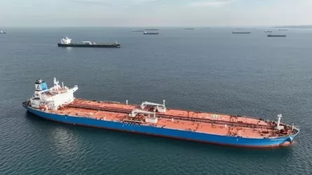 В мировом океане на танкерах скопился миллиард баррелей неотгруженной нефти