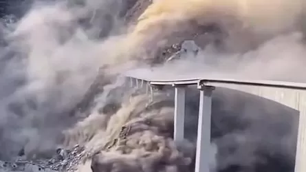 Қытайда биыл пайдалануға берілген алып көпір опырылды