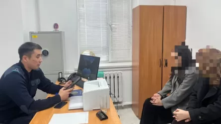 Атырауда жолға жатып, қозғалысты бөгеген 2 қыз жауапқа тартылды 