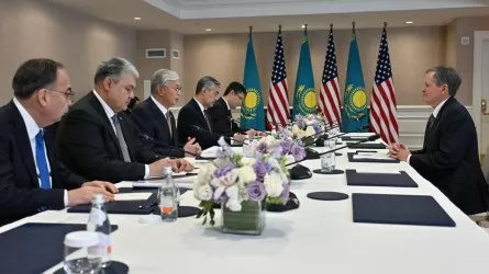 Токаев наградил американского сенатора орденом