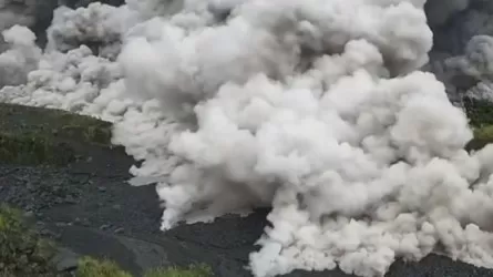 Индонезияда ірі жанартау атқылап, дабылдың ең жоғары деңгейін тудырды