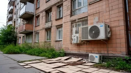 ЧП в Астане: с девятиэтажки рухнула облицовка и кондиционер, есть пострадавшие