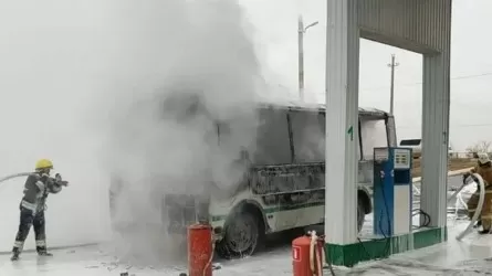 Атырау облысында жанар-жағармай құю бекетінде автобус өртенді