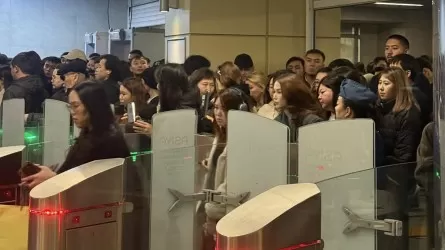 Алматы метросының кей бекеттерінде жолаушылар ұзын-сонар кезекте тұруға мәжбүр