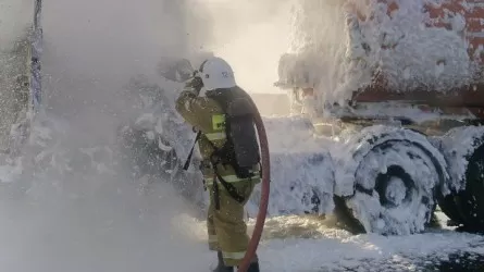 Қызылорда облысында мұнай таситын техника жол бойында өртенді