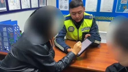 Танцующих на светофоре молодых людей наказали в области Абай 
