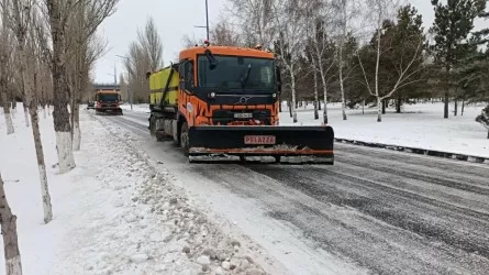 Астанада түнгі уақытта қар күреу жұмысына 1200-ден астам арнайы техника жұмылдырылады
