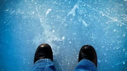 После видео с прогулкой по тонкому льду казахстанцам пригрозили штрафом 