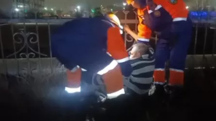 Мужчину освободили из металлического забора в Уральске 