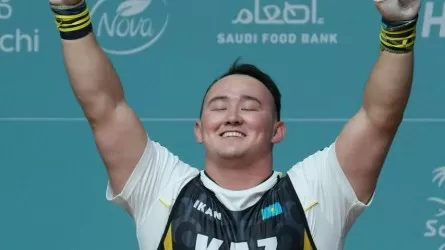 Қазақстандық ауыр атлет бірден үш алтын медальға қол жеткізді 